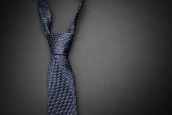 Elegante corbata azul sobre fondo oscuro —  Fotos de Stock