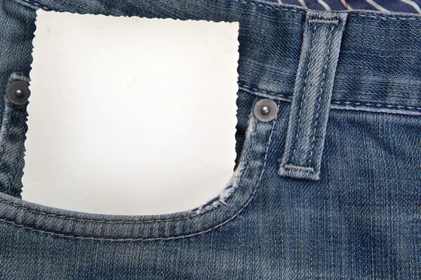 Карточка в кармане синих джинсов — стоковое фото
