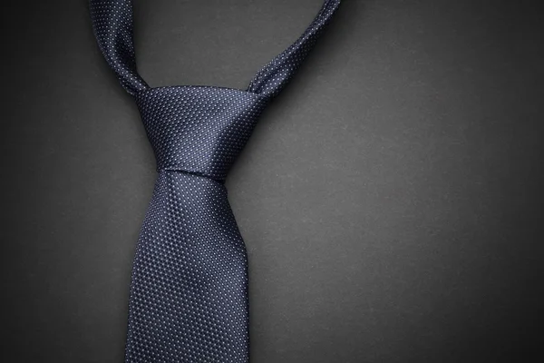 Elegancki krawat niebieski na ciemnym tle — Zdjęcie stockowe