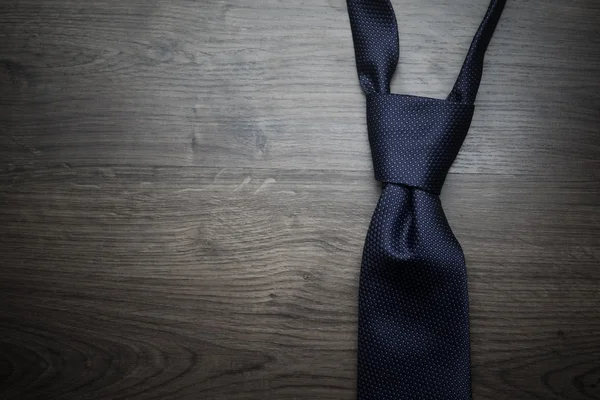 Corbata masculina sobre fondo de textura oscura — Foto de Stock