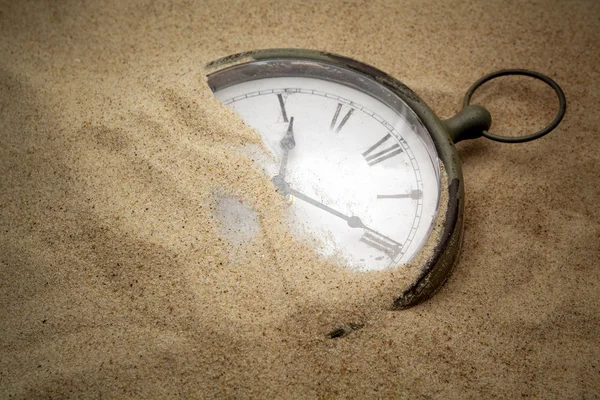 Retro-Uhr auf Sand — Stockfoto