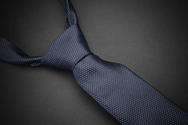 Elegante blauwe stropdas op donkere achtergrond — Stockfoto