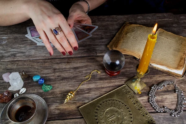 Fortune teller woman predicting future from cards — Stock Photo, Image