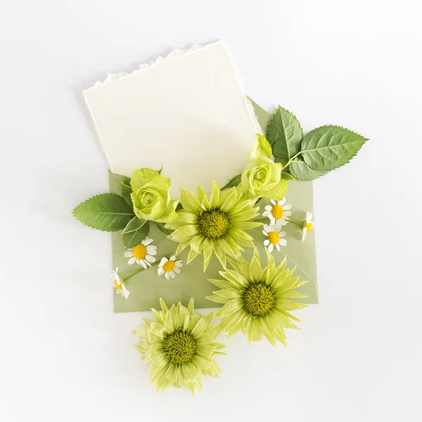 Carte en carton vide avec fleurs et enveloppe — Photo