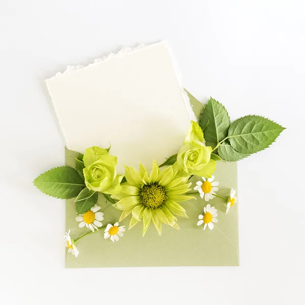花とエンベロープで空の段ボール カード — ストック写真