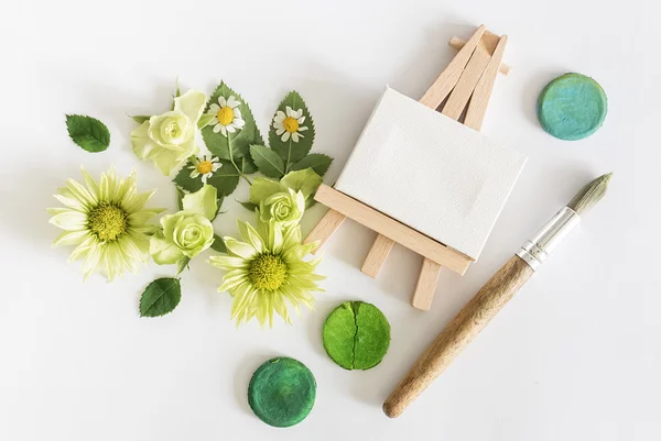 Blomster, blader med akvarell og malerpensel på hvit bakgrunn. Luftfartøyers utsikt . – stockfoto