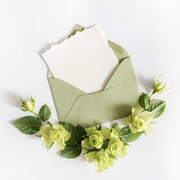 Carte en carton vide avec fleurs et enveloppe — Photo