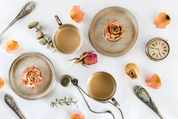 Twee kopjes koffie en rozen. Flat lag. Bovenaanzicht — Stockfoto