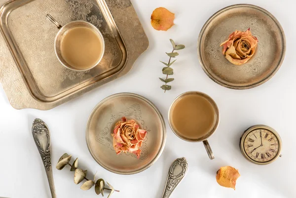 Twee kopjes koffie en rozen. Flat lag. Bovenaanzicht — Stockfoto