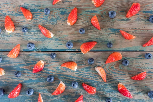 Fragole e mirtilli su fondo di legno. Piatto. Vista dall'alto . — Foto Stock