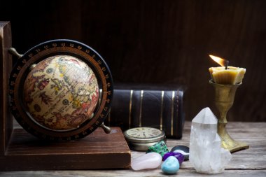 Antik Astroloji. Eski Astroloji Küre ve aydınlatma mum ile kitaplar