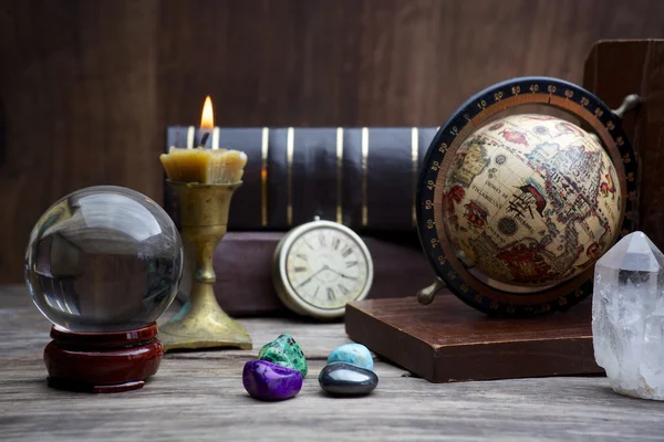 Ancient astrologi. Gamla astrologi globe och böcker med belysning stearinljus — Stockfoto