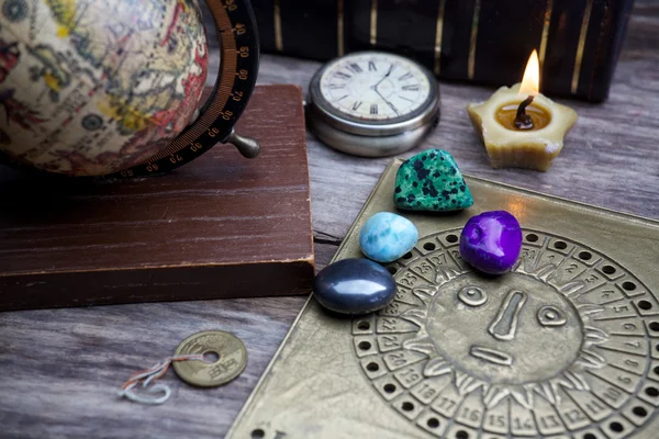 Ancient astrologi. Gamla astrologi globe och böcker med belysning stearinljus — Stockfoto