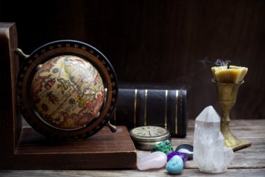 Antik Astroloji. Eski Astroloji Küre ve mum ile kitaplar