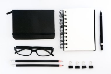 Üstten Görünüm boş not defteri, gözlük ve kalem. Düz yatıyordu