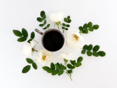 Çiçekler ve yeşil kahve beyaz arka plan bırakır. Düz yatıyordu, en iyi görünümü