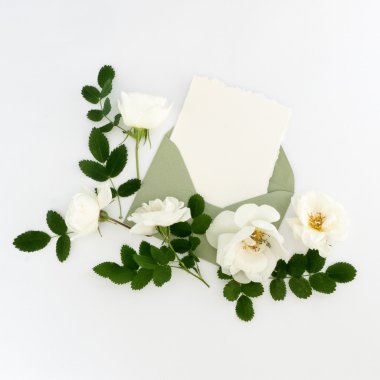 Çiçek ve bir zarf ile boş karton oyun kağıdı. Düz yatıyordu, en iyi görünümü