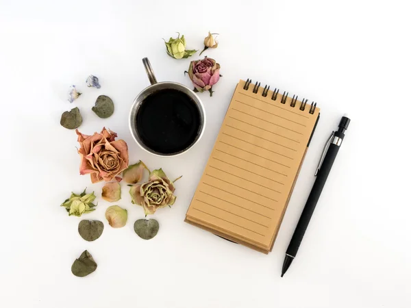 Xícara de café, caderno de esboços, lápis e flores secas. Deitado plano, vista superior — Fotografia de Stock