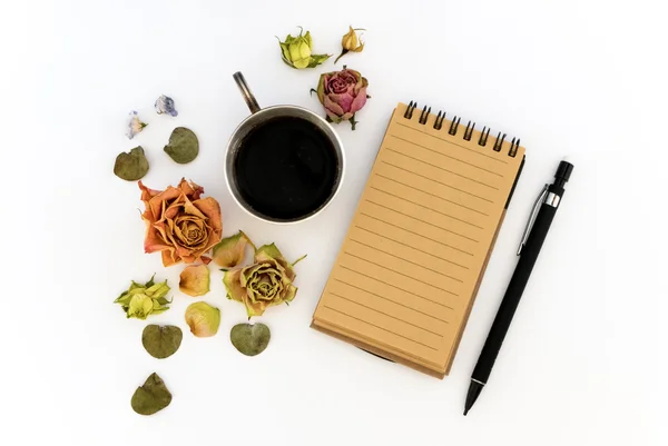 Xícara de café, caderno de esboços, lápis e flores secas. Deitado plano, vista superior — Fotografia de Stock