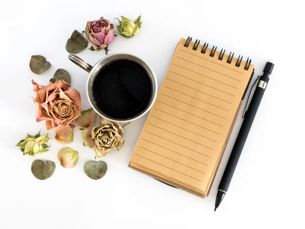 Tazza di caffè, taccuino, matita e fiori secchi. Posa piatta, vista dall'alto — Foto Stock