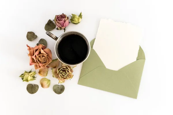 Bir fincan kahve, boş kağıt zarf, kalem ve çiçekler. düz yatıyordu, en iyi görünümü — Stok fotoğraf