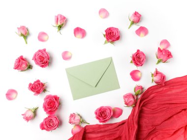 Eşarp ve gül arka plan ile örtmek. Düz yatıyordu, en iyi görünümü.