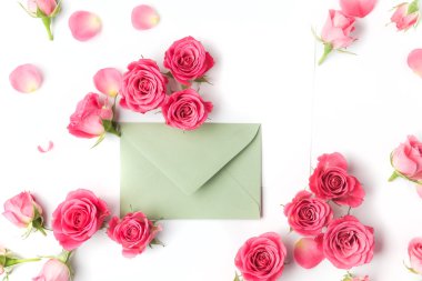 Beyaz kart ve gül arka plan ile örtmek. Düz yatıyordu, en iyi görünümü.