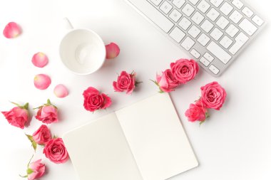 Sabah çay ve notlar. Zaman yönetimi, yaratıcı arka plan üstten görünüm. Düz yatıyordu.