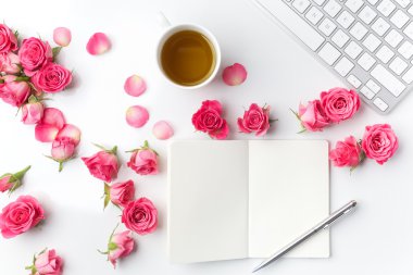 Sabah çay ve notlar. Zaman yönetimi, yaratıcı arka plan üstten görünüm. Düz yatıyordu.