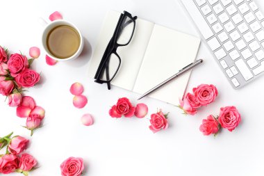 Sabah çay ve notlar. Zaman yönetimi, yaratıcı arka plan üstten görünüm. Düz yatıyordu.