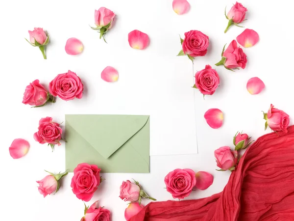 Enveloppe avec carte blanche et fond rose. Couché plat, vue du dessus . — Photo