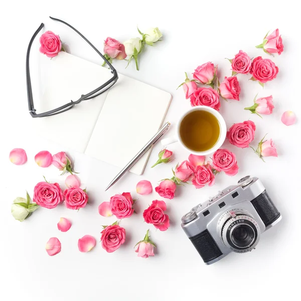老式相机粉色玫瑰和白色背景上的注意。平躺。顶视图 — 图库照片