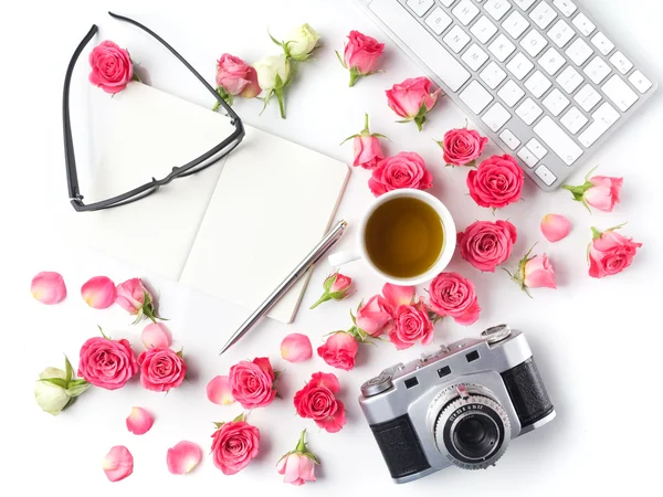 Vintage fotocamera rosa rose e nota su sfondo bianco. Piatto. Vista dall'alto — Foto Stock