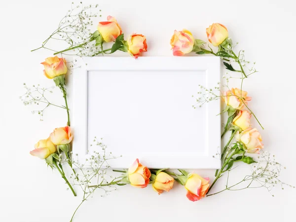 Πλαίσιο με τριαντάφυλλα σε άσπρο φόντο. επίπεδη lay, ΓΒΕ προβολή. — Φωτογραφία Αρχείου