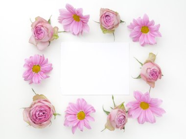 Pembe çiçekli çerçeve metin için yer ile. Düz yatıyordu. Üstten Görünüm