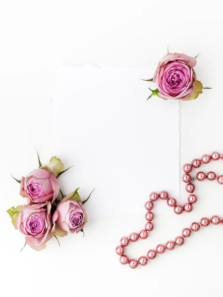 Rose con collana e spazio per il testo. Piatto lay vista dall'alto — Foto Stock