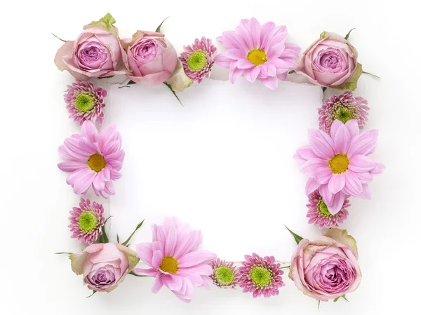 Roze bloemen frame met ruimte voor tekst. Flat lag. Bovenaanzicht — Stockfoto