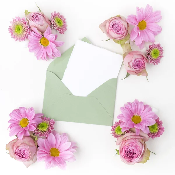 Enveloppe avec cadre de fleurs roses. Pose plate. Vue du dessus — Photo