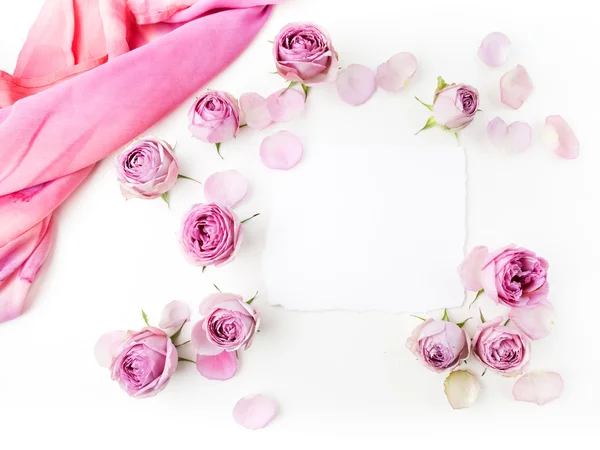 Marco de rosas y seda sobre fondo blanco. Acostado. Vista superior — Foto de Stock