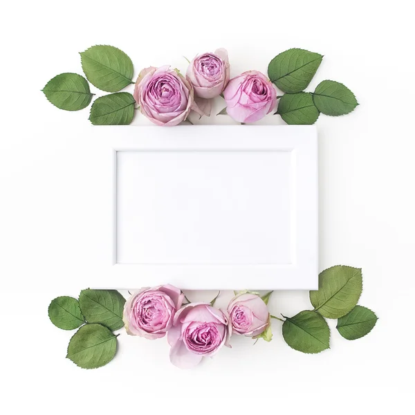 Rosas púrpuras sobre fondo blanco. Acostado. Corona de marco — Foto de Stock