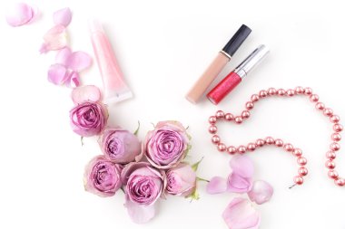 kozmetik ve pembe Gül çiçekler düz yatıyordu kompozisyonu. Üstten Görünüm