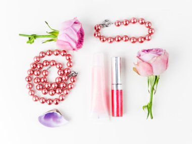 kozmetik ve pembe Gül çiçekler düz yatıyordu kompozisyonu. Üstten Görünüm