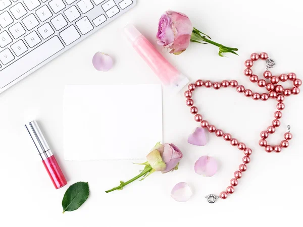 Composizione posa piatta con cosmetici e fiori rosa rosa. Vista dall'alto — Foto Stock