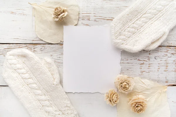 Tarjeta en blanco con guantes blancos y flores sobre fondo de madera —  Fotos de Stock