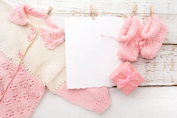 Baby girl clothes with blank card on white wooden background. Flat lay. Owerhad view — Stock Photo, Image