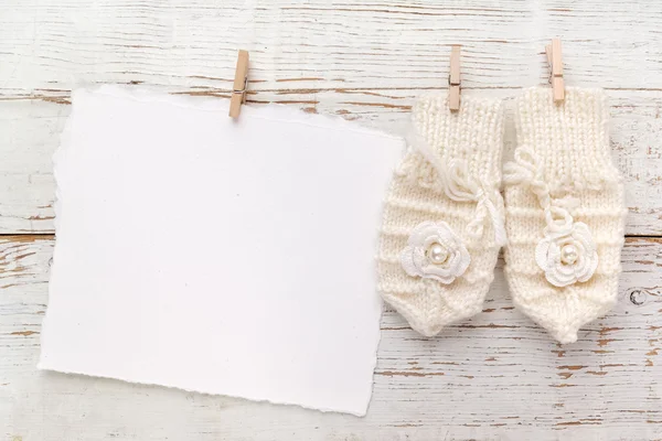 Carte de vœux Nouveau-né ou baptême. Blank avec des gants bébé fille sur fond blanc en bois — Photo