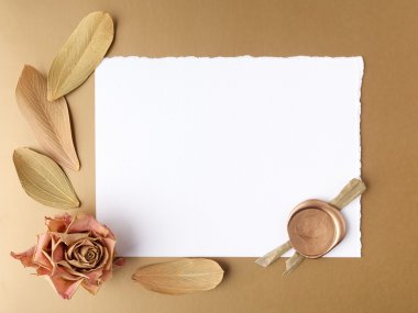 Mum mühür ve kuru gül altın arka plan üzerinde harfle. Düz yatıyordu. Üstten Görünüm