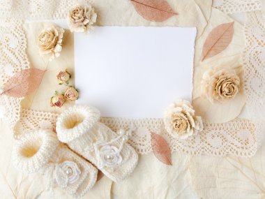 Yeni tarihi veya vaftiz tebrik kartı boş kağıt bebek kız ayakkabı Biege'e arka plan ile. Düz yatıyordu. Üstten Görünüm.