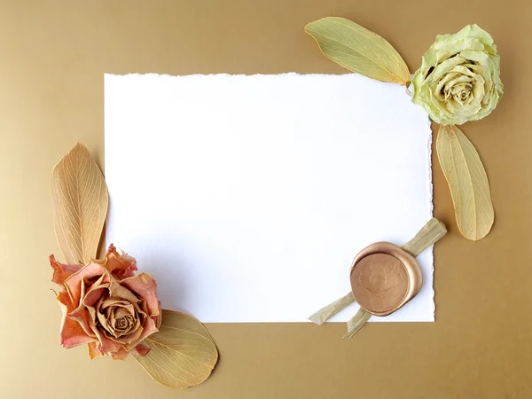 Carta com selo de cera e rosas secas sobre fundo dourado. Deitado. Vista superior — Fotografia de Stock