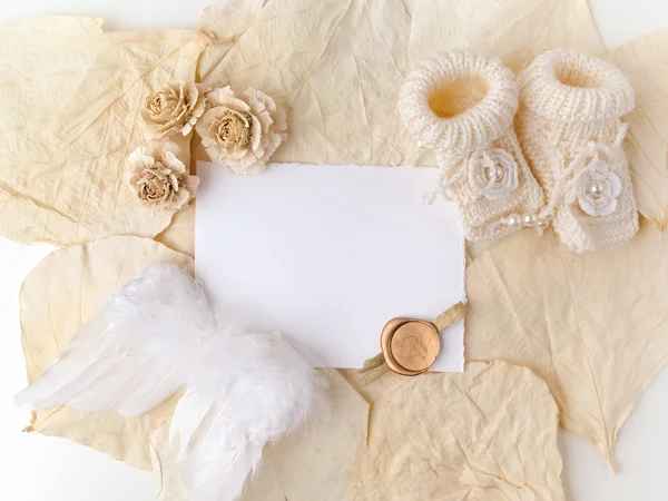 Recién Nacido o Bautismo Tarjeta de felicitación. Papel en blanco con zapatos de niña sobre fondo biege. Acostado. Vista superior . —  Fotos de Stock